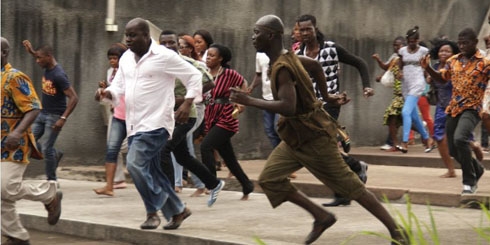 Run (au centre, habillé de toile de jute) vient d'assassiner le Premier Ministre.