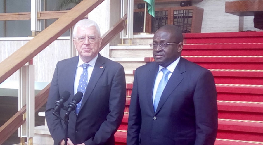 Dr Claus Bernard Auer (à gauche) a fait ses adieux à Alassane Ouattara.