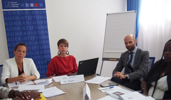 Elena Ern et Lea Nandzik, du Département Afrique de la Deutsche Welle Akademie, lors du panel avec la presse ivoirienne.