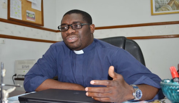 L’abbé Marc-Arthur Niamkey M’Bala, vicaire et aumônier des jeunes de la paroisse Notre Dame de la Tendresse de Cocody-Riviera