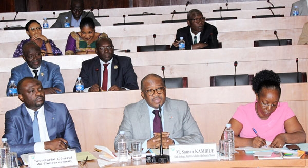 Le ministre de la Justice et des Droits de l’homme, Sansan Kambilé expliquant aux députés le bienfondé de la ratification de l’ordonnance d’amnistie.