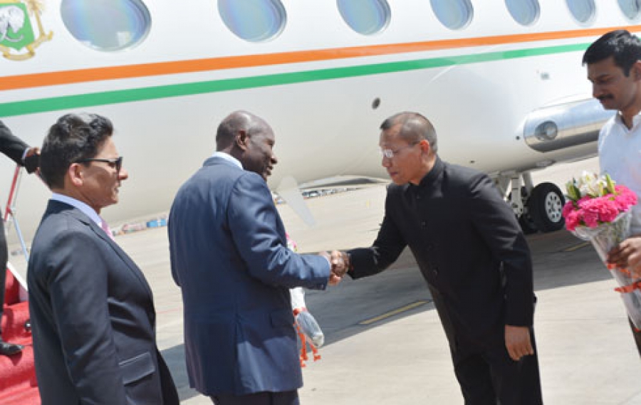 Monsieur L. Chuango, secrétaire principal au département de l’administration générale du gouvernement de l’État de Gujarat (Inde) et ses collaborateurs accueillent le vice-Président Kablan Duncan, à sa descente d'avion, à l'aéroport d'Ahmedabad, avec des bouquets de fleur, le samedi 20 mai.