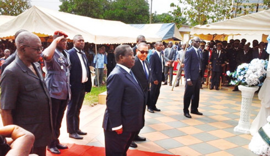 Le président du PDCI-RDA, Henri Konan Bédié, devant la dépouille.