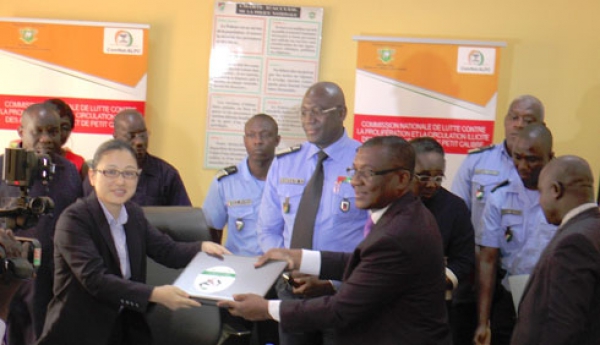 En présence du directeur général de la police nationale Kouyaté Youssouf (en cravate), le secrétaire exécutif de la ComNat Alpc recevait le logiciel de gestion des stocks d’armes des mains de la diplomate japonaise, Mme Endo.