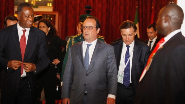 François Hollande reçu par le ministre nigérian des affaires étrangères, Geoffrey Onyeama lors de son arrivée à Abuja, le 13 mai 2016.