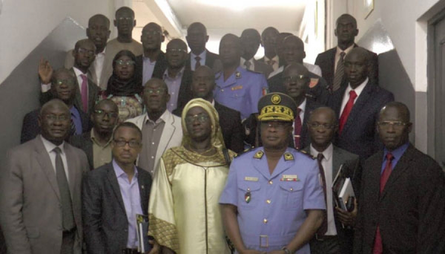 Le contrôleur général de police, Yao Kouamé Joseph, pose avec les membres de la délégation.