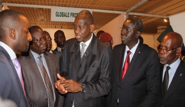 Le Ministre des Transports Gaoussou Touré et ses pairs de la sous région devant un stand au palais de la culture