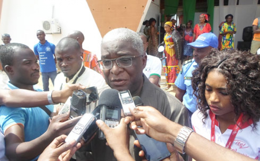 Le maire de Bouaké, Nicolas Djibo (au milieu en lunettes), répondant aux questions des journalistes.
