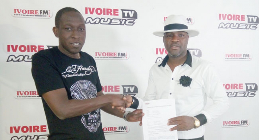 Abou Nidal, ambassadeur de charme de la chaîne Ivoire Tv Music, en compagnie du Dg Zoumana Bakayoko.
