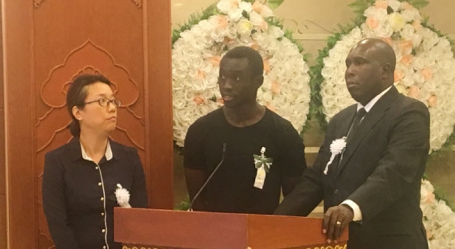 Papiss Cissé à (côté de l’ambassadeur Dosso Adama) a rendu un témoignage vivant à son ancien coéquipier.