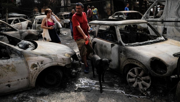 Les voitures de la localité de Mati, calcinées après les incendies.
