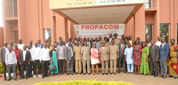 Les responsables du projet avec le corps préfectoral et des participants à l’atelier bilan du projet Propacom.