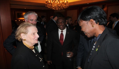 Kaba Nialé, ministre auprès du Premier ministre, chargée de l'Economie et des Finances et Madeleine Albright ancienne Secrétaire d'Etat des Etats Unis