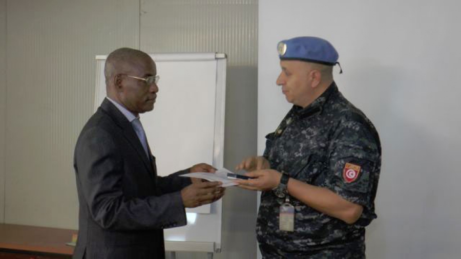 Le contrôleur général de police Diby Koffi Bruno, représentant le directeur général de la police nationale, recevait des mains du représentant de la police onusienne, la mallette pédagogique.
