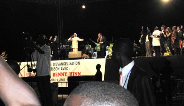 L'Évangéliste américain Benny Hinn lors de la croisade le lundi 3 mars au stade de l'INJS à Marcory