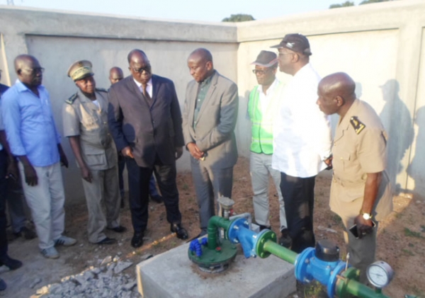 Le ministre de l'Hydraulique, Laurent Tchagba, sur les installations du forage de djanmmourou mis en service depuis plusieurs semaines.