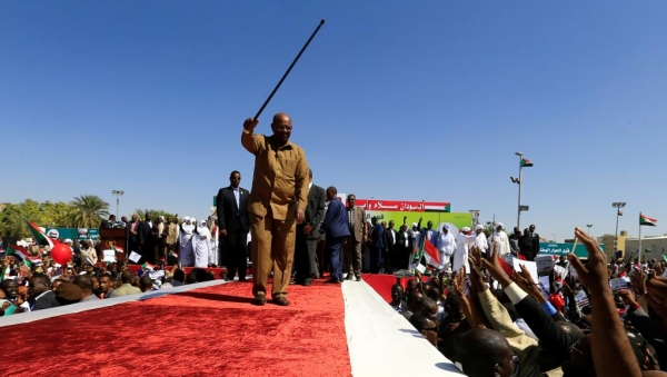 Le président soudanais Omar el-Béchir parmi ses partisans lors d'une manifestation à Khartoum, le 9 janvier 2019.