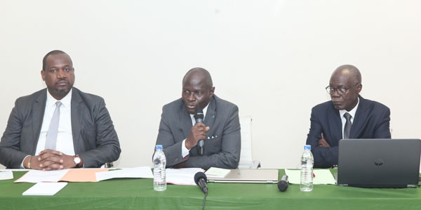 La table de séance (De gauche à droite, Marcellin Zinsou, Philippe Bouedy et N'Dri Koffi).