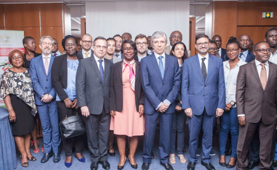 Des ambassadeurs autour de la secrétaire d’Etat chargée des Droits de l’homme, Aimée Zebeyoux.