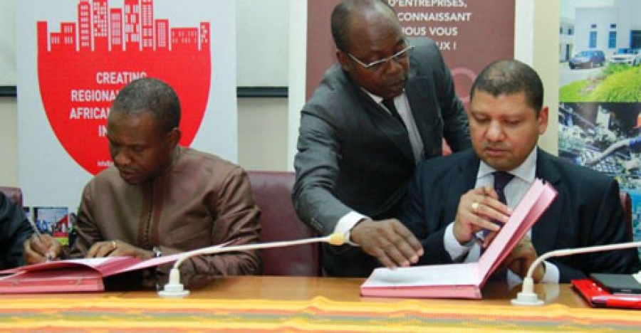Jean-Louis Billon et Edem Adzogenu échangeant les parapheurs.