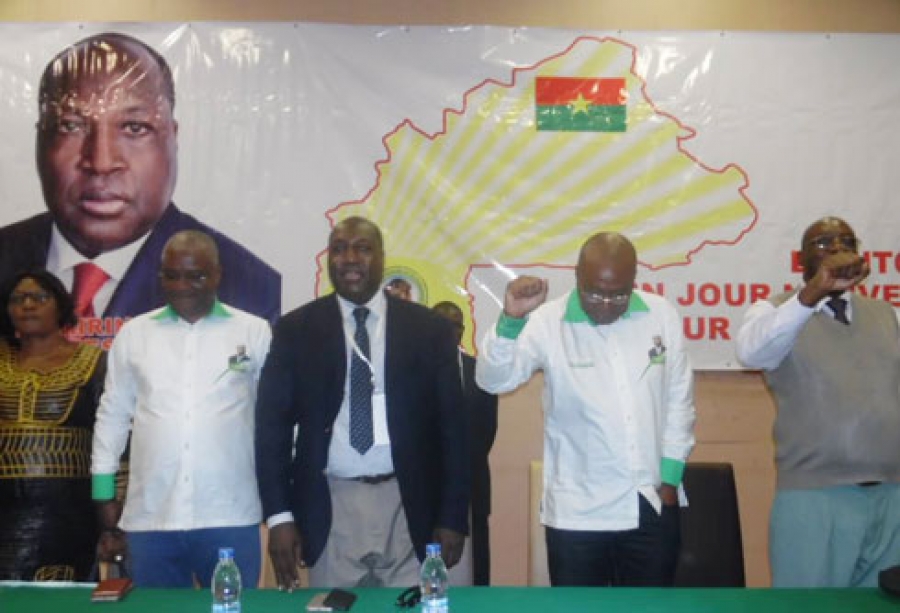 L'opposant burkinabé, Zéphirin Diabré (en veste bleue nuit), a rencontré les militants de son parti vivant en Côte d'Ivoire.