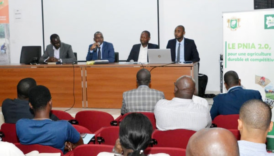 Coulibaly Fougnigué Edmond (3è de la droite à la gauche), a invité tous les opérateurs à se joindre à cette association.