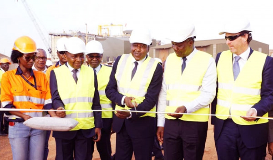 Le Premier ministre Amadou Gon Coulibaly procédant à l'inauguration de l'usine de lixiviation en cubes d'Ity.