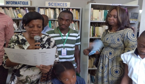 Mariam Gba au micro en compagnie de Fatou Kéita