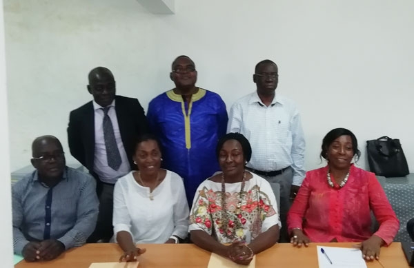 3è à partir de la gauche, la présidente de la Fondation, entourée de membres de son bureau et de cadres de la région. On reconnaît Barthélémy Inabo, au centre en arrière-plan.