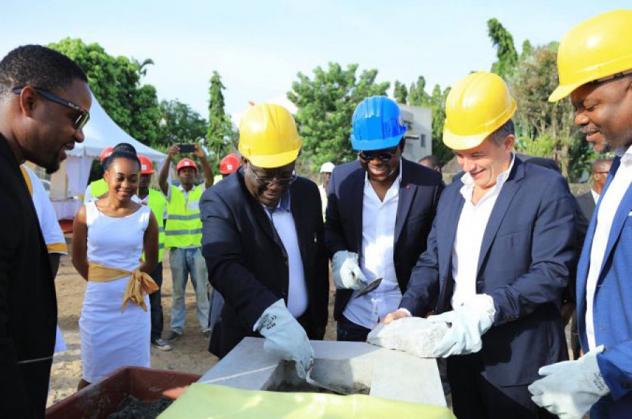 Jean-Claude Bayala, Fabrice Sawegnon et ses collaborateurs, osant la première pierre du siège du media, entendent révolutionner la télévision en Côte d’Ivoire.