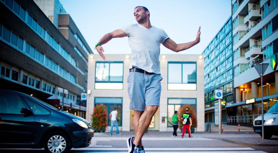 Bruce Ykanji, tout en partageant sa passion du hip-hop, offre l’opportunité aux jeunes danseurs africains de se faire une place sur la scène internationale.