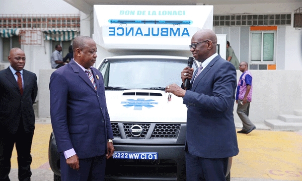 Dramane Coulibaly (à droite) remettant les clés et les documents de l’ambulance médicalisée au maire de la commune de Satama-Sokoro.