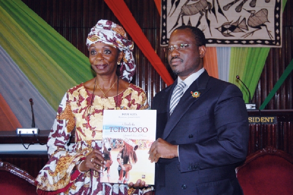 Guillaume Soro a apprécié l’œuvre de Fatou Kéita.
