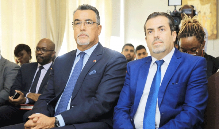 L'ambassadeur du Maroc en Côte d'Ivoire, Abdelmalek Kettani (à gauche) et Omar Dahbi, directeur des rédactions et contenus de Medi1TV-1 et Medi1 radio (à droite).