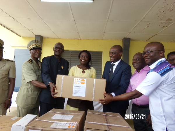 La ministre Mariatou Koné réceptionnant les équipements médicaux des mains de M. Alain Akpadji, Représentant résident par intérim du Fnuap en Côte d'Ivoire