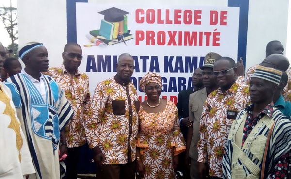 Le Grand médiateur, par ailleurs, président de la fondation Imam Almamy Toungara remettant officiellement les clés du collège Aminata Kamara Toungara de Nanadi.