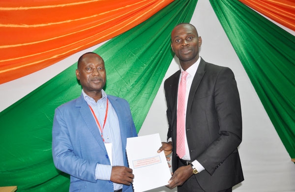 N’Dri Bonfils, le président des professionnels de la correction, a remis le document contenant les attentes des correcteurs-relecteurs à Francis Domo, directeur de la presse à l'ANP.