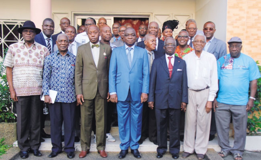 De droite à gauche: Professeur Antoine Hauhouot Asseypo, président de l’Ascad; Dr Pokou Koffi, secrétaire général du Bnpvs ; Pr Gadegbeku Samuel Anani, Professeur titulaire en stomatologie et chirurgie maxillo-faciale à l’UFHB.