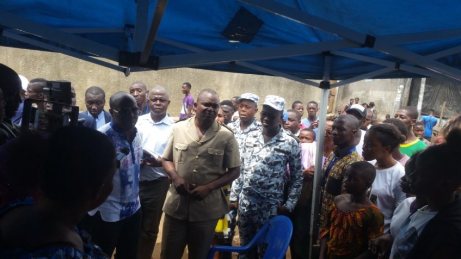 Le Préfet du département d’Abidjan accompagné du leader vocal du groupe Magic System Salif Traoré lors d’une visite de terrain.