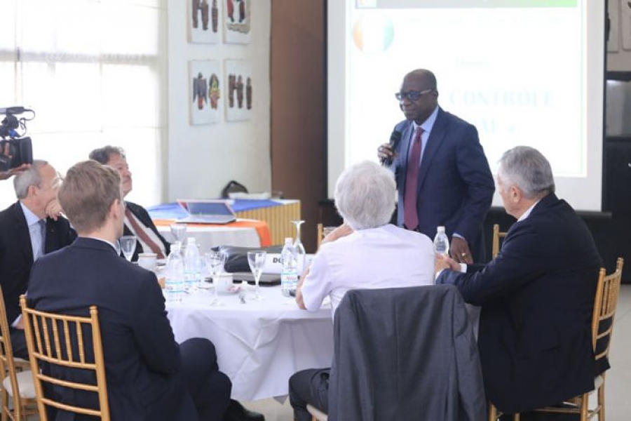 M. Ouattara Sié Abou, directeur général des impôts (débout, micro en main)