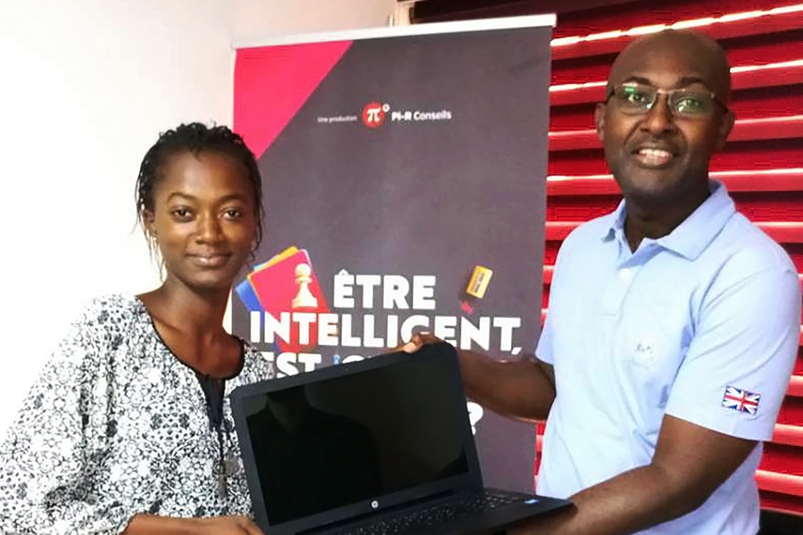 Mariam Doumbia recevant son lot de M. Touré, une « génie » parmi les « caïmans » qui entend faire honneur à la Côte d’Ivoire à Sciences Po Bordeaux.