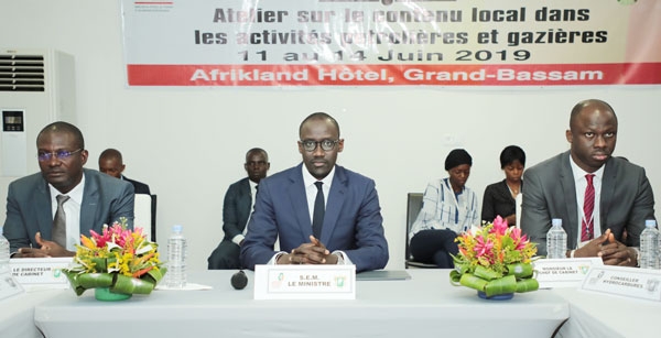 Le ministre du Pétrole, de l’Energie et des Energies renouvelables, Abdourahmane Cissé (au milieu).