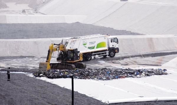 Les nouveaux camions ont commencé à décharger les déchets au centre de valorisation et d'enfouissement technique de Kossihouen.