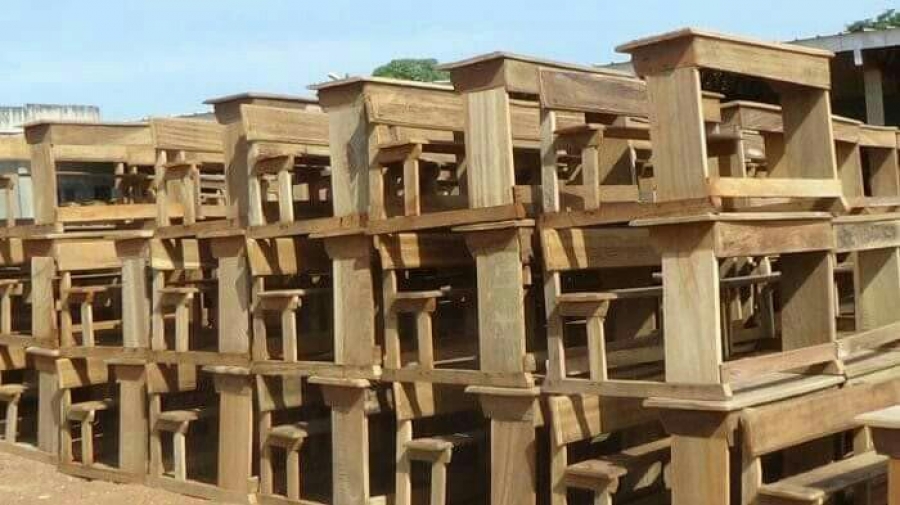 Des tables-bancs.