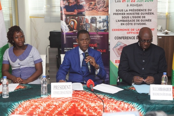 : Le président du Conseil des Guinéens de l’étranger (CGE), section Côte d’Ivoire, Kaba Sékou (au centre) lors du lancement du prochain Forums ivoiro-guinéen.