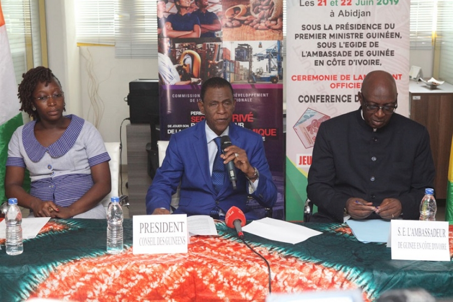: Le président du Conseil des Guinéens de l’étranger (CGE), section Côte d’Ivoire, Kaba Sékou (au centre) lors du lancement du prochain Forums ivoiro-guinéen.