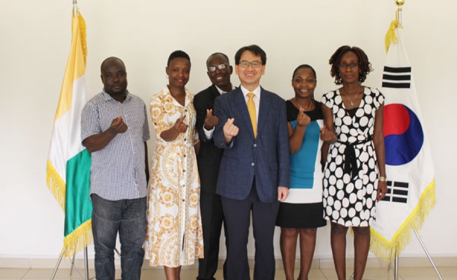 Choonki Sung (au centre) avec les 5 fonctionnaires ivoiriens sélectionnés, au terme de la rencontre.