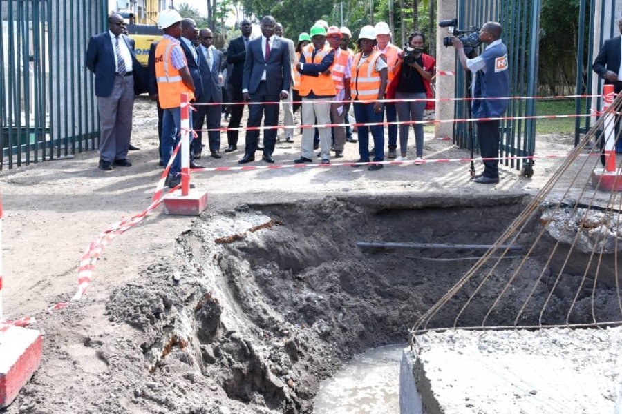 Le ministre de l’Equipement et de l’Entretien routier (centre) a effectué, hier, une visite des travaux de réhabilitation et de renforcement du boulevard de Marseille, à Marcory