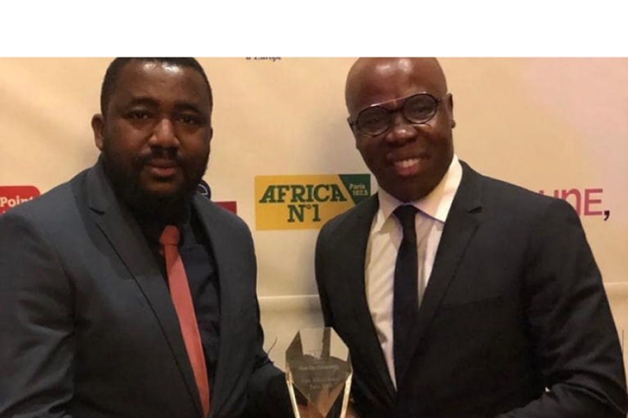 A'Salfo et Manadja recevant le prix décerné au groupe Magic System
