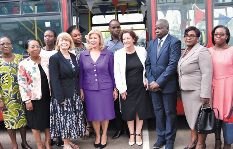 La présidente de la fondation  en compagnie de ses hôtes après avoir visité le bus.
